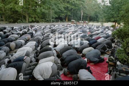 Quartieri di Berlino / Neukoelln / Kreuzberg / 6.5.1988 credenti nella moschea cimitero alla fine del Ramadan. A causa della mancanza di spazio il servizio si svolge nel cimitero e nel cortile // preghiera / Musulmani / Cimitero / Turchi / Islam / stranieri [traduzione automatizzata] Foto Stock