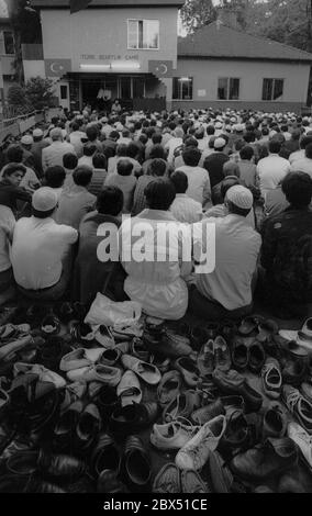 Quartieri di Berlino / Neukoelln / Kreuzberg / 6.5.1988 credenti nella moschea cimitero alla fine del Ramadan. A causa della mancanza di spazio il servizio si svolge nel cimitero e nel cortile // preghiera / Musulmani / Cimitero / Turchi / Islam / stranieri [traduzione automatizzata] Foto Stock