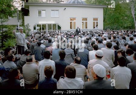 Quartieri di Berlino / Neukoelln / Kreuzberg / 6.5.1988 credenti nella moschea cimitero alla fine del Ramadan. A causa della mancanza di spazio il servizio si svolge nel cimitero e nel cortile // preghiera / Musulmani / Cimitero / Turchi / Islam / stranieri [traduzione automatizzata] Foto Stock