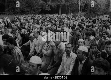 Quartieri di Berlino / Neukoelln / Kreuzberg / 6.5.1988 credenti nella moschea cimitero alla fine del Ramadan. A causa della mancanza di spazio il servizio si svolge nel cimitero e nel cortile // preghiera / Musulmani / Cimitero / Turchi / Islam / stranieri [traduzione automatizzata] Foto Stock