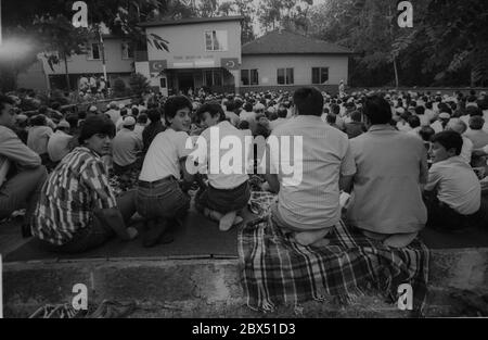 Quartieri di Berlino / Neukoelln / Kreuzberg / 6.5.1988 credenti nella moschea cimitero alla fine del Ramadan. A causa della mancanza di spazio il servizio si svolge nel cimitero e nel cortile // preghiera / Musulmani / Cimitero / Turchi / Islam / stranieri [traduzione automatizzata] Foto Stock