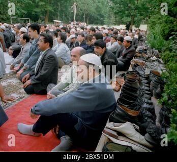 Quartieri di Berlino / Neukoelln / Kreuzberg / 6.5.1988 credenti nella moschea cimitero alla fine del Ramadan. A causa della mancanza di spazio il servizio si svolge nel cimitero e nel cortile // preghiera / Musulmani / Cimitero / Turchi / Islam / stranieri [traduzione automatizzata] Foto Stock