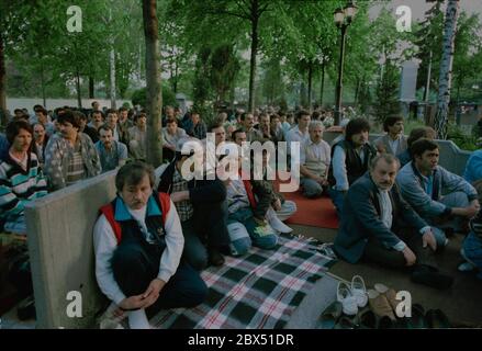 Quartieri di Berlino / Neukoelln / Kreuzberg / 6.5.1988 credenti nella moschea cimitero alla fine del Ramadan. A causa della mancanza di spazio il servizio si svolge nel cimitero e nel cortile // preghiera / Musulmani / Cimitero / Turchi / Islam / stranieri [traduzione automatizzata] Foto Stock