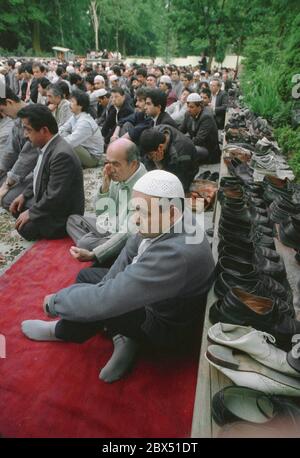 Quartieri di Berlino / Neukoelln / Kreuzberg / 6.5.1988 credenti nella moschea cimitero alla fine del Ramadan. A causa della mancanza di spazio il servizio si svolge nel cimitero e nel cortile // preghiera / Musulmani / Cimitero / Turchi / Islam / stranieri [traduzione automatizzata] Foto Stock