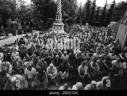 Quartieri di Berlino / Neukoelln / Kreuzberg / 6.5.1988 credenti nella moschea cimitero alla fine del Ramadan. A causa della mancanza di spazio il servizio si svolge nel cimitero e nel cortile // preghiera / Musulmani / Cimitero / Turchi / Islam / stranieri [traduzione automatizzata] Foto Stock