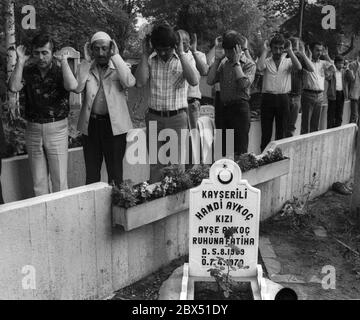 Quartieri di Berlino / Neukoelln / Kreuzberg / 6.5.1988 credenti nella moschea cimitero alla fine del Ramadan. A causa della mancanza di spazio il servizio si svolge nel cimitero e nel cortile // preghiera / Musulmani / Cimitero / Turchi / Islam / stranieri [traduzione automatizzata] Foto Stock