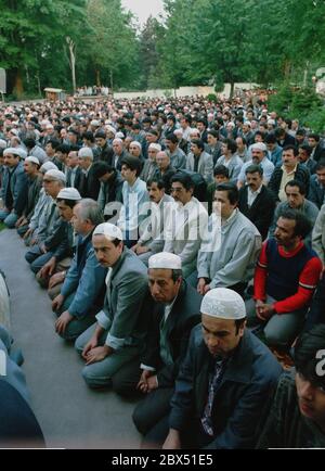 Quartieri di Berlino / Neukoelln / Kreuzberg / 6.5.1988 credenti nella moschea cimitero alla fine del Ramadan. A causa della mancanza di spazio il servizio si svolge nel cimitero e nel cortile // preghiera / Musulmani / Cimitero / Turchi / Islam / stranieri [traduzione automatizzata] Foto Stock