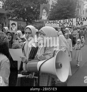 Berlino / stranieri / Turchi / 1.8.1981 Berlino-Kreuzberg: Gruppi islamici, soprattutto turchi, protestano contro l'assassinio di Bakr al Sadr in Iraq da parte di Saddam Hussein e contro l'occupazione sovietica dell'Afghanistan. Dietro anche le immagini di Khomeini // Islam / azioni le donne stanno dimostrando a Bocken senza uomini [traduzione automatizzata] Foto Stock