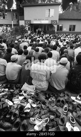 I quartieri di Berlino /Kreuzberg-Neukoelln / 1988 Ramadan terminano nella moschea del cimitero. I credenti non hanno posto nella moschea e pregano nel cimitero all'alba // Islam / culto / Turchi / stranieri / *** locale didascalia *** fine di Ramadan. La moschea dei Martiri è troppo piccola per i credenti. Si leva su campo aperto accanto a un cimitero. [traduzione automatizzata] Foto Stock