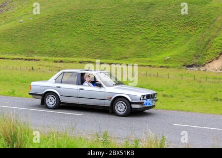 MOFFAT, SCOZIA - 29 GIUGNO 2019: 1985 BMW e30 in un rally auto classico in rotta verso la città di Moffat, Dumfries e Galloway Foto Stock