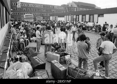 Berlino / stranieri / 8/1986 Ufficio di asilo a Friedrich-Krause-Ufer, in attesa di trasporto in un altro stato federale. Ciò serve a creare un giusto equilibrio tra gli stati interessati. A quel tempo, soprattutto iraniani, pakistani, ceilonesi cercano asilo, e naturalmente turchi e curdi. // asilo / Asia /// Kurdi *** titolo locale *** richiedenti asilo, -Dipartimento sociale d'asilo-. In attesa di trasporto in altri stati per bilanciare l'ufficio. Provengono principalmente da Bangla Desh, Iran e Pakistan e Ceylon // stranieri / migrazione / Asia / Asia [traduzione automatizzata] Foto Stock