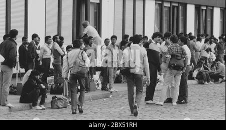 Berlino / stranieri / 8/1986 Ufficio di asilo a Friedrich-Krause-Ufer, in attesa di trasporto in un altro stato federale. Ciò serve a creare un giusto equilibrio tra gli stati interessati. A quel tempo, soprattutto iraniani, pakistani, ceilonesi cercano asilo, e naturalmente turchi e curdi. // asilo / Asia /// Kurdi *** titolo locale *** richiedenti asilo, -Dipartimento sociale d'asilo-. In attesa di trasporto in altri stati per bilanciare l'ufficio. Provengono principalmente da Bangla Desh, Iran e Pakistan e Ceylon // stranieri / migrazione / Asia / Asia [traduzione automatizzata] Foto Stock