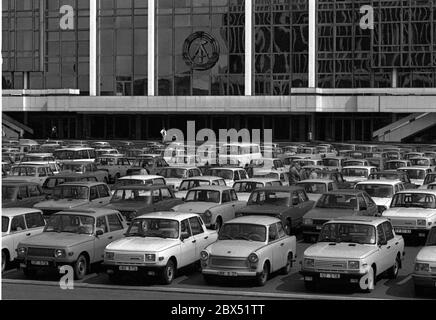 Quartieri di Berlino / fine della DDR / Emblem / 20.2.1985 Berlino Est: Palazzo della Repubblica. C'era anche il Volkskammer. Il simbolo della DDR è ancora appeso. Il parcheggio di fronte mostra la prosperità della DDR. Ci sono stati principalmente solo 2 tipi di auto: Trabant e Wartburg. Il palazzo fu abbattuto dopo l'unificazione. // Stato-RDT / Linden in luogo del palazzo cittadino demolito nel 1950, il Palazzo della Repubblica è stato costruito dal 1973 in poi, 180 m di lunghezza, 32 m di larghezza. All'interno c'erano varie strutture. Gli eventi si sono tenuti nella grande sala, che ha avuto 5000 visitatori. Il Volkskammer della DDR Foto Stock