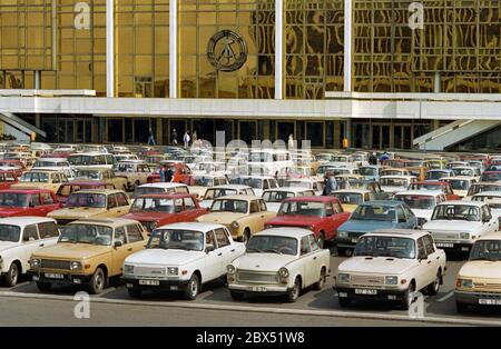 Quartieri di Berlino / fine della DDR / Emblem / 20.2.1985 Berlino Est: Palazzo della Repubblica. C'era anche il Volkskammer. Il simbolo della DDR è ancora appeso. Il parcheggio di fronte mostra la prosperità della DDR. Ci sono stati principalmente solo 2 tipi di auto: Trabant e Wartburg. Il palazzo fu abbattuto dopo l'unificazione. // Stato-RDT / Linden in luogo del palazzo cittadino demolito nel 1950, il Palazzo della Repubblica è stato costruito dal 1973 in poi, 180 m di lunghezza, 32 m di larghezza. All'interno c'erano varie strutture. Gli eventi si sono tenuti nella grande sala, che ha avuto 5000 visitatori. Il Volkskammer della DDR Foto Stock