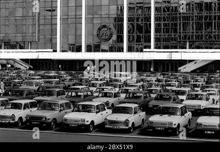 Quartieri di Berlino / fine della DDR / Emblem / 20.2.1985 Berlino Est: Palazzo della Repubblica. C'era anche il Volkskammer. Il simbolo della DDR è ancora appeso. Il parcheggio di fronte mostra la prosperità della DDR. Ci sono stati principalmente solo 2 tipi di auto: Trabant e Wartburg. Il palazzo fu abbattuto dopo l'unificazione. // Stato-RDT / Linden in luogo del palazzo cittadino demolito nel 1950, il Palazzo della Repubblica è stato costruito dal 1973 in poi, 180 m di lunghezza, 32 m di larghezza. All'interno c'erano varie strutture. Gli eventi si sono tenuti nella grande sala, che ha avuto 5000 visitatori. Il Volkskammer della DDR Foto Stock