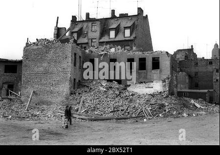 Sassonia-Anhalt / Stato-RDT / Halle / Ottobre 1989 la città vecchia è in gran parte in rovina e viene demolita. Edifici prefabbricati in cemento sono situati nella città vecchia. La riunificazione termina la demolizione. Questa casa si trova direttamente sul Moritzburg. // vivere / Storia della demolizione: Già menzionata nel 806, divenne ricca di sale, poi una materia prima importante. Era situata su importanti vie commerciali. Dal 969 Halle appartenne ai vescovi di Magdeburgo, nel 1541 la città poteva scuotere questa regola. Nel XIX secolo Halle divenne un'importante città industriale. [automatico Foto Stock