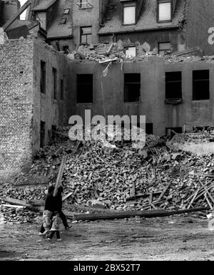 Sassonia-Anhalt / Stato-RDT / Halle / Ottobre 1989 la città vecchia è in gran parte in rovina e viene demolita. Edifici prefabbricati in cemento sono situati nella città vecchia. La riunificazione termina la demolizione. Questa casa si trova direttamente sul Moritzburg. // vivere / Storia della demolizione: Già menzionata nel 806, divenne ricca di sale, poi una materia prima importante. Era situata su importanti vie commerciali. Dal 969 Halle appartenne ai vescovi di Magdeburgo, nel 1541 la città poteva scuotere questa regola. Nel XIX secolo Halle divenne un'importante città industriale. [automatico Foto Stock