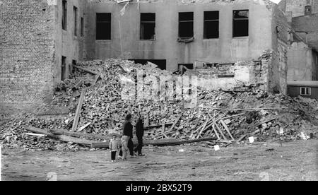 Sassonia-Anhalt / Stato-RDT / Halle / Ottobre 1989 la città vecchia è in gran parte in rovina e viene demolita. Edifici prefabbricati in cemento sono situati nella città vecchia. La riunificazione termina la demolizione. Questa casa si trova direttamente sul Moritzburg. // vivere / Storia della demolizione: Già menzionata nel 806, divenne ricca di sale, poi una materia prima importante. Era situata su importanti vie commerciali. Dal 969 Halle appartenne ai vescovi di Magdeburgo, nel 1541 la città poteva scuotere questa regola. Nel XIX secolo Halle divenne un'importante città industriale. [automatico Foto Stock