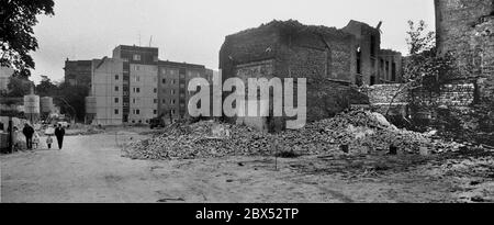 Sassonia-Anhalt / Stato-RDT / Halle / Ottobre 1989 la città vecchia è in gran parte in rovina e viene demolita. Edifici prefabbricati in cemento sono situati nella città vecchia. La riunificazione termina la demolizione. Questa casa si trova direttamente sul Moritzburg. // vivere / Storia della demolizione: Già menzionata nel 806, divenne ricca di sale, poi una materia prima importante. Era situata su importanti vie commerciali. Dal 969 Halle appartenne ai vescovi di Magdeburgo, nel 1541 la città poteva scuotere questa regola. Nel XIX secolo Halle divenne un'importante città industriale. [automatico Foto Stock