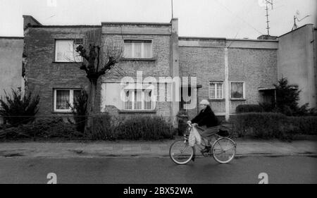 Sassonia-Anhalt / Stato della RDT / 1990 Dessau, insediamento di Gropius: Case scatolari di Martin Gropius // RDT / architettura / stile / Bauhaus / vivere [traduzione automatizzata] Foto Stock