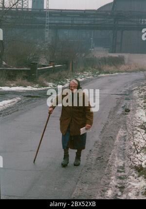 Sassonia-Anhalt / Stato della RDT / Dicembre 1989 Bitterfeld: Vecchia donna in una tenuta di un'abitazione in una mietitrebbia di lignite // anziani / paesaggio industriale / [traduzione automatizzata] Foto Stock