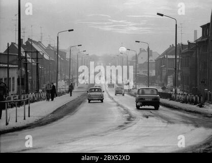 Sassonia-Anhalt / GDR-state / Dicembre 1989 Bitterfeld, vista della città: Brehnaer / Hallesche Strasse, un Trabi in primo piano, giorno d'inverno // / Stati federali / [traduzione automatizzata] Foto Stock