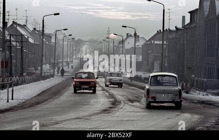 Sassonia-Anhalt / GDR-state / Dicembre 1989 Bitterfeld, vista della città: Brehnaer / Hallesche Strasse, un Trabi in primo piano, giorno d'inverno // / Stati federali / [traduzione automatizzata] Foto Stock