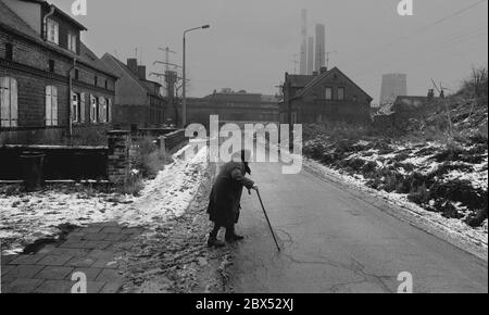 Sassonia-Anhalt / Stato della RDT / Dicembre 1989 Bitterfeld: Vecchia donna in una tenuta di un'abitazione in una mietitrebbia di lignite // anziani / paesaggio industriale / [traduzione automatizzata] Foto Stock