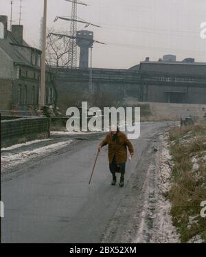 Sassonia-Anhalt / Stato della RDT / Dicembre 1989 Bitterfeld: Vecchia donna in una tenuta di un'abitazione in una mietitrebbia di lignite // anziani / paesaggio industriale / [traduzione automatizzata] Foto Stock