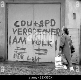 Sassonia-Anhalt / GDR-Land / 1990 Dessau, insediamento di Gropius: CDU e SPD, criminali tra il popolo, la vita della RDT // RDT / unificazione / partiti / politica / GDR-Land [traduzione automatizzata] Foto Stock