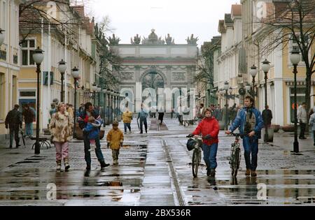 Brandeburgo / DDR / inizio 1990 Potsdam centro storico, Brandenburgische Strasse, poi Clement-Gottwald-Strasse, strada principale, case dall'inizio del 18 ° secolo // Stati federali [traduzione automatizzata] Foto Stock