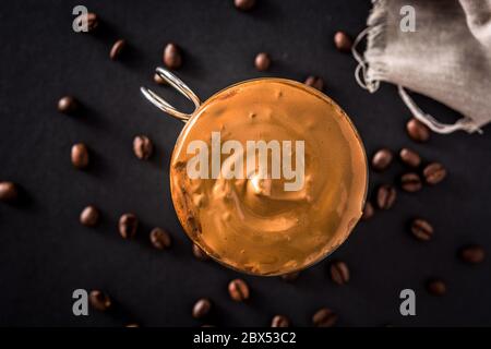 Caffè cremoso ghiacciato dalgona su sfondo nero Foto Stock