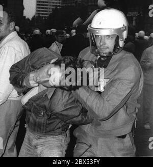 Quartieri di Berlino / gruppi di sinistra / polizia / 11.6.1987 Visita del presidente americano Ronald Reagan a Berlino. C'è una dimostrazione su Tauentzienstrasse. La polizia ha circondato i manifestanti mentre il presidente è in città. Dimostranti di arresto della polizia a Nollendorf-Platz // America / 1980 Demo / Alleati / Americani / *** Local Caption *** Alleati / Police President Ronald Reagan è nel town.demonstration a Tauentzienstrasse. [traduzione automatizzata] Foto Stock