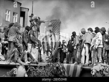 Berlino / dimostrazioni antimissili / 13.9.1981 Demo durante la visita del Ministro della Difesa americano Haig a Berlino. Per la sinistra, Haig è un guerrieri. Dopo la manifestazione, scoppiarono rivolte a Winterfeldtplatz, con barricate brucianti e molti feriti. Qui, i dimostranti hanno bruciato una bandiera americana su Winterfeldtstrasse // America / Armamments / movimento per la Pace / Alleati [traduzione automatizzata] Foto Stock