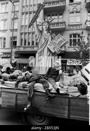 Berlino / anni 80 / gruppi di sinistra / 1987 750° anniversario a Berlino. L'iniziativa dei cittadini per il disarmo e l'ironia richiede una dimostrazione: Statua americana della libertà - la vittoria è possibile - su un carro ferito. // Pace / Pace / USA / questioni politiche / sinistra / Alleati / [traduzione automatizzata] Foto Stock