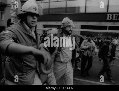 Quartieri di Berlino / gruppi di sinistra / polizia / 11.6.1987 Visita del presidente americano Ronald Reagan a Berlino. C'è una dimostrazione su Tauentzienstrasse. La polizia ha circondato i manifestanti mentre il presidente è in città. Ci sono feriti a Nollendorf-Platz. // America / 1980 Demo / Alleati / Americani / *** Local Caption *** Alleati / il presidente della polizia Ronald Reagan è nel town.demonstration a Tauentzienstrasse. [traduzione automatizzata] Foto Stock