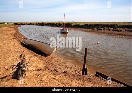 Imbarcazioni da diporto allacciate e ancorate al torrente ad ovest del porto di North Norfolk a Blakeney, Norfolk, Inghilterra, Regno Unito, Europa. Foto Stock