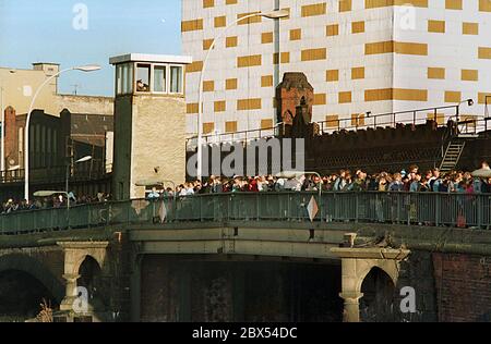 Berlino / GDR / Kreuzberg / 11.11.1989 apertura del Muro sul ponte di Oberbaumbrücke tra Kreuzberg e Friedrichshain. I berlinesi orientali vengono a Kreuzberg in roves. La torre di guardia sul ponte è ancora in piedi // Novembre 1989 / Muro / unificazione / Tromptow / folla // 1 Storia [traduzione automatizzata] Foto Stock