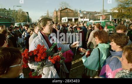 Berlino / GDR / Kreuzberg / 11.11.1989 apertura del Muro a Puschkinallee tra Kreuzberg e Treptow. I berlinesi orientali vengono a Kreuzberg in roves. Roses per i cittadini della RDT // Novembre 1989 / Muro / unificazione / Trettow / folla // storia / comunismo [traduzione automatizzata] Foto Stock