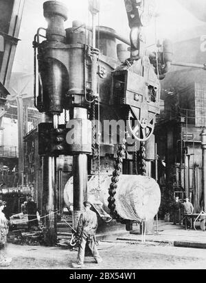 Una grande pressa di forgiatura nel Krupp Gusstahlfabrik (Cast Steel Works) in Essen. Foto Stock