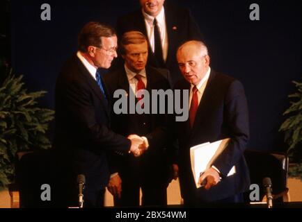 George BUSH , Praesident der USA , und Michail GORBATSCHOW / GORBATSCHOV in Helsinki, settembre 1990 Foto Stock