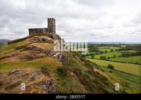 La chiesa di San Michele de Rupe a Brentor, Dartmoor, una chiesa storica costruita nel 12 ° secolo. Foto Stock