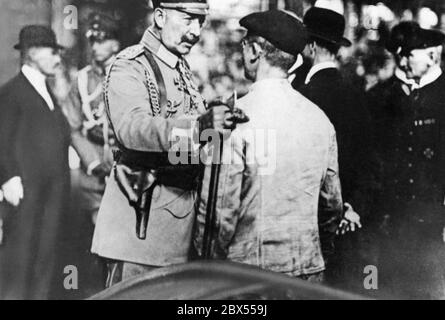 L'imperatore Guglielmo II durante la sua ultima visita ad Essen in conversazione con i lavoratori della fabbrica di armi Krupp nel 1918. Foto Stock