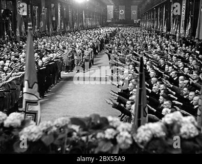 Rudolf Hess in occasione di un incontro della Reichsarbeitskammer (Camera del lavoro di Reich) il 1 maggio a Essen. In prima fila, davanti all'udienza, sono presenti anche Robert Ley, il Dr. Hupfauer (Reichsampleiter), Rudolf Hess, il Presidente dell'Associazione dei lavoratori Industriali Italiani Capoferri e il Ministro del Reich Todt. Foto Stock