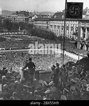 Adolf Hitler ha tenuto un discorso presso la Heldenplatz di Vienna. Annuncia l'annessione dell'Austria al Reich tedesco. Foto Stock
