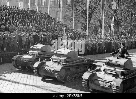 I carri armati tedeschi Panzer II passano davanti al dittatore tedesco Adolf Hitler con una parata militare. La parata si svolge nel corso dell'annessione austriaca al Reich tedesco. A destra di Adolf Hitler sono i generali Fedor von Bock e Alfred Krauss (in abiti civili). Foto Stock