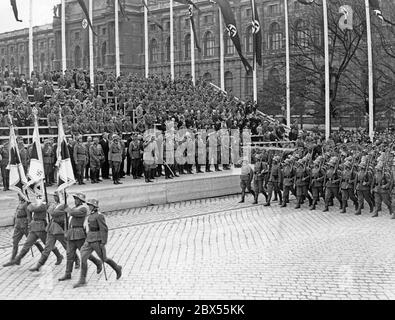 La decima Divisione dell'8° Armata della Wehrmacht si trova sulla Heldenplatz di fronte alla tribuna VIP. La sfilata si svolge nel corso del raduno per l'annessione dell'Austria al Reich tedesco. Oltre ad Adolf Hitler, il governatore del Reich Arthur Seyss-Inquart e i generali Alfred Krauss e Fedor von Bock hanno partecipato anche ai festeggiamenti. Foto Stock