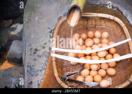 Un cestino di 'onsen tamago' - uova cotte in acqua da sorgenti termali - a Kurokawa Onsen a Kumamoto, Giappone Foto Stock