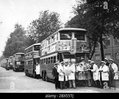 Gli autisti degli autobus discutono degli eventi in corso alla fine dell'estate del 1939 accanto ai loro autobus, che sono stati portati fuori servizio regolare due giorni fa, per poter trasportare soldati in caso di attacco. Foto Stock