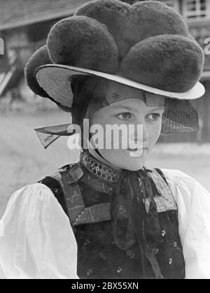 Una ragazza della valle di Gutach nella Foresta Nera nel tipico costume popolare locale con Bollenhut (un headdress formale). La foto fu probabilmente scattata negli anni trenta. Foto Stock